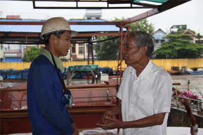 Đội bom thù, đóng tàu bên Sông Cấm