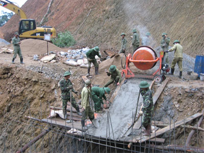 Vượt lên suối lũ, mưa ngàn