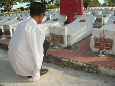 Quả lựu đạn Mỹ dưới lưng bạn tôi nằm