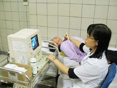 Bác sĩ Vân ân cần, trìu mến