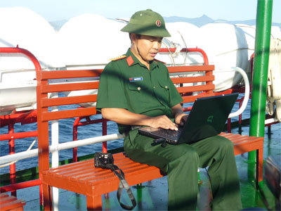 Tác nghiệp nơi đầu sóng...