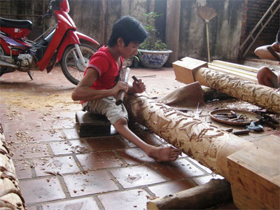 Chàng trai đứng lên bằng... đôi tay