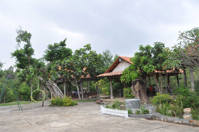 Dựng lều, gỡ bom làm khu du lịch