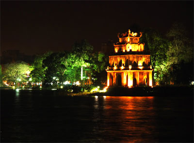 Treo cờ trên đỉnh Tháp Rùa