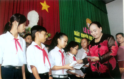 “Bóng hồng” bên cạnh một anh hùng