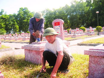 Đôi bạn già chăm sóc phần mộ 1.200 liệt sĩ