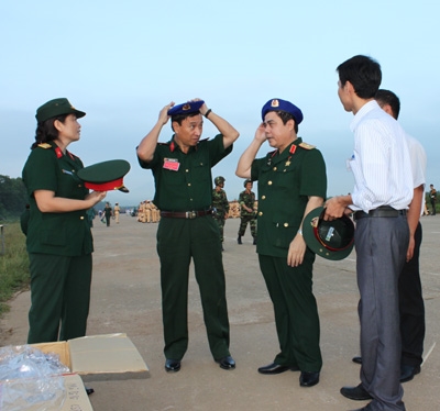 Lãnh đạo, chỉ huy Cục Quân nhu và cán bộ kỹ thuật đến tận bãi tập để rút kinh nghiệm với người sử dụng