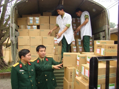 Chỉ huy kho thường xuyên kiểm tra hàng hóa