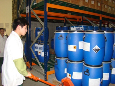 Sắp xếp hóa chất phục vụ phòng chống bão lụt
