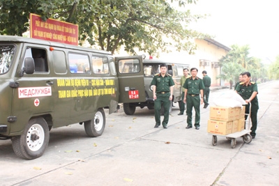 Người và hàng hóa lên xe đến vùng lũ miền Trung năm 2010