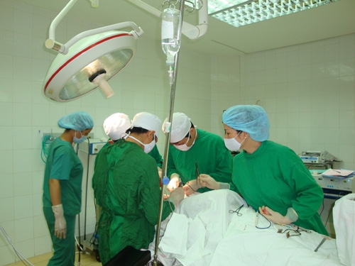 Một ca mổ cấp cứu bệnh nhân đa chấn thương tại Bệnh viện 105