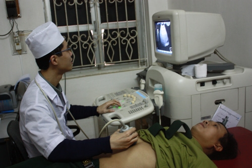 Máy siêu âm giúp chẩn đoán chính xác hơn cho người bệnh.