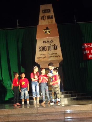 Các cháu thiếu nhi vui chơi, ca hát bên cột mốc chủ quyền.