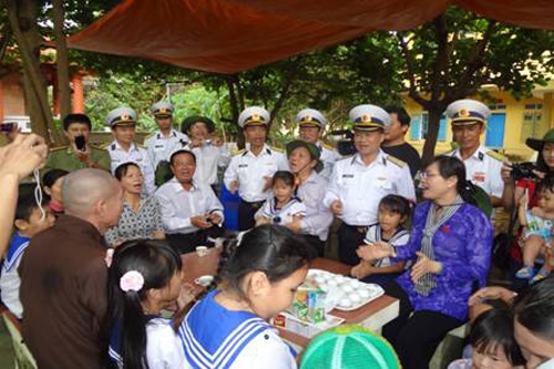 Đoàn đại biểu Thành phố Hồ Chí Minh, Quân chủng Hải quân thăm hỏi, tặng quà các cháu thiếu nhi.