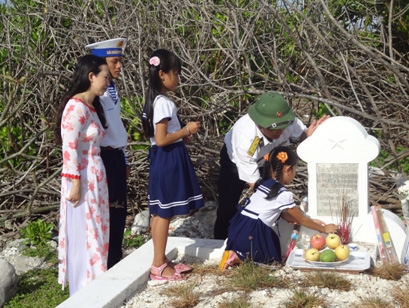 Cô, trò và các chú bộ đội luôn dành thời gian hương khói các liệt sĩ đã hy sinh vì sự nghiệp bảo vệ chủ quyền biển, đảo của Tổ quốc.