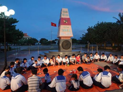 Tết thiếu nhi 1-6 năm nay, dưới ánh trăng biển, bên cột mốc chủ quyền, các chú bộ đội tổ chức vui liên hoan với các cháu rất sôi nổi, đầm ấm.