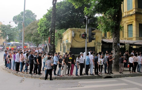 Càng về chiều, dòng người vào viếng Đại tướng càng đông.