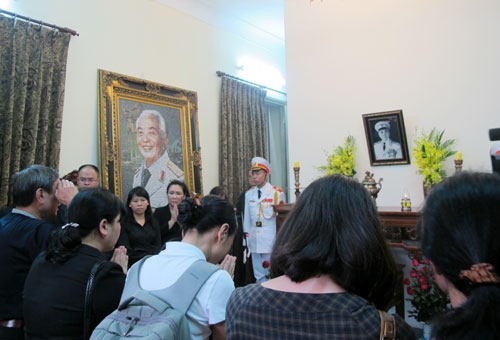 Kính cẩn nghiêng mình trước anh linh Đại tướng.