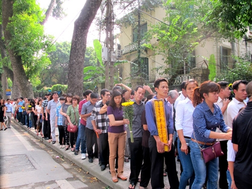 Chưa đến 14 giờ 30 phút nhưng dòng người đã chật kín chờ viếng Đại tướng