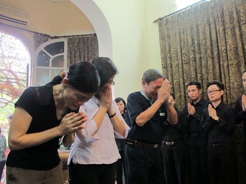 Gia đình Đại tướng đáp lễ.