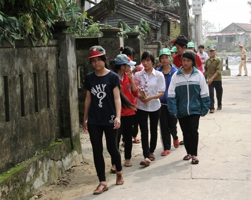 Dòng người đổ về làng An Xá.