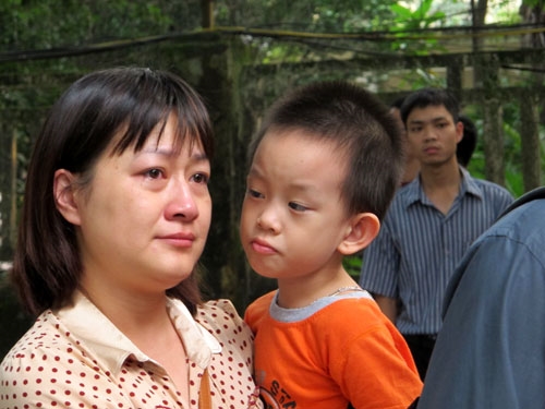 Có lẽ chưa bao giờ trước ngôi nhà 30 Hoàng Diệu, nước mắt lại rơi nhiều như thế...