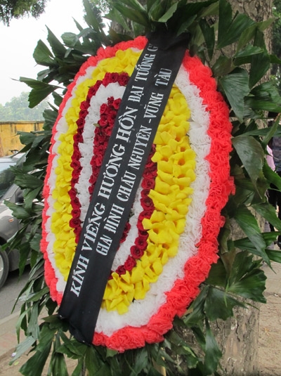 Từ Cao Bằng, Điện Biên xa xôi, có các đoàn từ Vũng Tàu phương Nam đã có mặt để vào viếng Đại tướng.