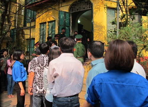 Trước căn nhà, nơi Đại tướng sinh hoạt, làm việc, ban thờ được dựng lên để đón nhận tình cảm của đồng bào và chiến sĩ cả nước.