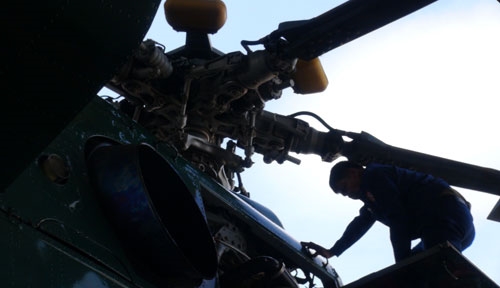 Quân đội nhân dân Lào còn có các đơn vị không quân làm nhiệm vụ SSCĐ, vận tải đường không...Trong ảnh là việc thực hiện chế độ chăm sóc, bảo dưỡng máy bay trực thăng.