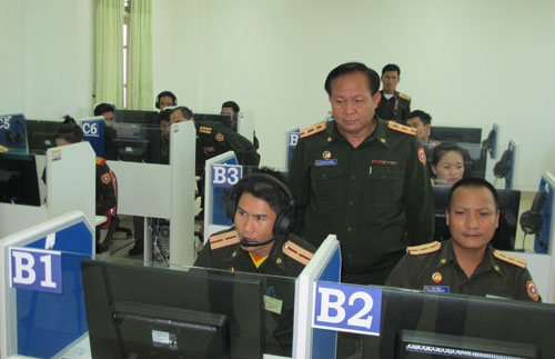 ...bởi họ được đào tạo bài bản ở các nhà trường chính quy, từng bước hiện đại.Trong ảnh là các học viên tại Học viện Quốc phòng Cay-xỏn Phôm-vi-hản đang học ngoại ngữ tại ca-bin.