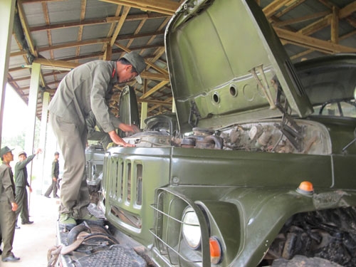 Xe ô tô cũng vậy, các chiến sĩ lái xe luôn dành cho những chiến mã sự chăm sóc cẩn thận, chu đáo để sẵn sàng cùng nhau lên đường.