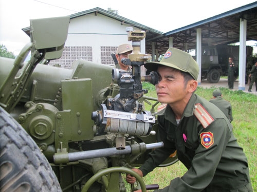 Pháo thủ hiệu chỉnh thước ngắm...