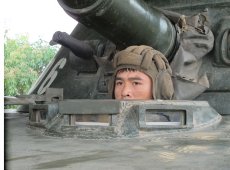 Chiến sĩ xe tăng nhanh chóng có mặt tại vị trí, chờ lệnh...