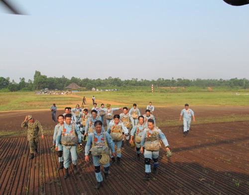 Các giáo viên dù.