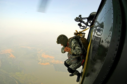 ...rời cửa máy bay.