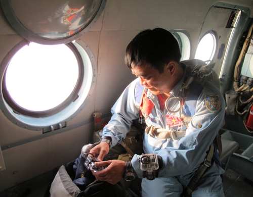 Thiếu tá Đặng Thành Chung, sĩ quan dù của Quân chủng PK-KQ cũng chuẩn bị cho lần