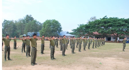 Chiến sĩ mới Trường Quân sự Bộ CHQS tỉnh Xay-nha-bu-ly trong giờ tập thể dục. (Ảnh Sổm-chay)