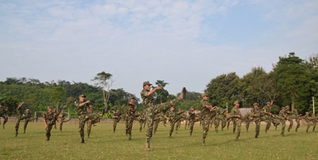 Bộ đội Tiểu đoàn 432, Bộ CHQS tỉnh Viêng Chăn tập võ (Ảnh: Sổm-phon)