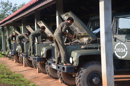 Bộ đội tỉnh Phông-sa-lỳ bảo quản trang bị SSCĐ. (Ảnh: Phu-thon)