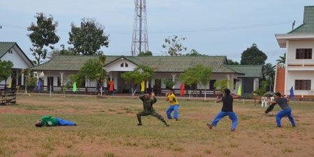 Chiến sĩ Tiểu đoàn 233 tập luyện võ thuật (Ảnh: Su-li-đệt)