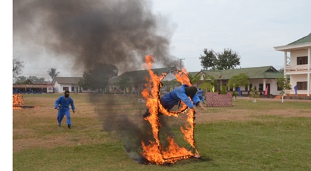 ...và bay qua vòng lửa được phóng viên Su-li-đệt ghi lại .