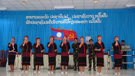 ...biểu diễn các tiết mục văn nghệ