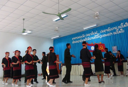 Với các bạn Lào, không thể thiếu điệu
