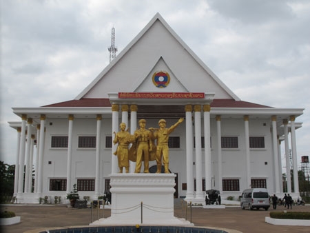 Các công trình kiến trúc của QĐND Lào cũng rất gần với kiến trúc chung người Lào ưa thích. Trong ảnh là Bảo tàng QĐND Lào ở Thủ đô Viêng Chăn.