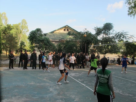 ...Bóng chuyền nữ tại Học viện Cay-xỏn Phôm-vi-hản.