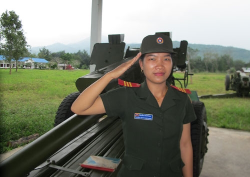 Un-hẻn, nữ chiến sĩ của Tiểu đoàn pháo binh 609 ( Sư đoàn 2) chào điều lệnh, kết thúc ngày huấn luyện. Sau đó, cô sẽ cùng các đồng chí nữ của mình dọn dẹp quanh doanh trại...