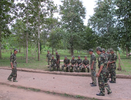 Chơi bi sắt là môn thể thao được cán bộ, chiến sĩ các đơn vị sôi nổi tham gia. Môn này cũng là thế mạnh khi Lào giành được huy chương vàng tại các kỳ SEAGAME.