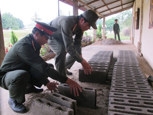 Đơn vị nào chưa được đầu tư cơ bản, không có nghĩa cán bộ, chiến sĩ phải ở nhà