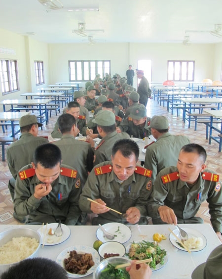 Bữa ăn của học viên Trường Hạ sĩ quan số 1.