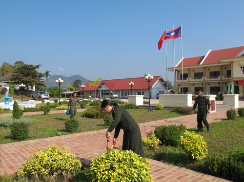 Bộ CHQS tỉnh Luông Pha Băng chẳng hạn, vào doanh trại đẹp như công viên